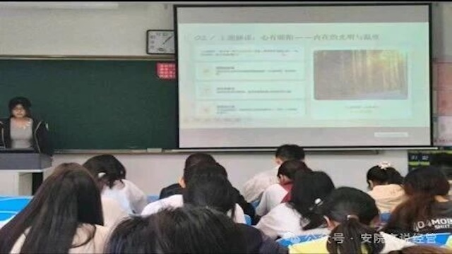 经管学子齐聚课堂,有序开展课前十分钟主题育人实践活动.jpg 经管学子齐聚课堂,有序开展课前十分钟主题育人实践活动.jpg