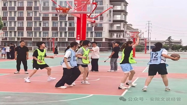 以球砺青春 拼搏亦闪光||经济与管理学院女篮赛场风采.jpg 以球砺青春 拼搏亦闪光||经济与管理学院女篮赛场风采.jpg